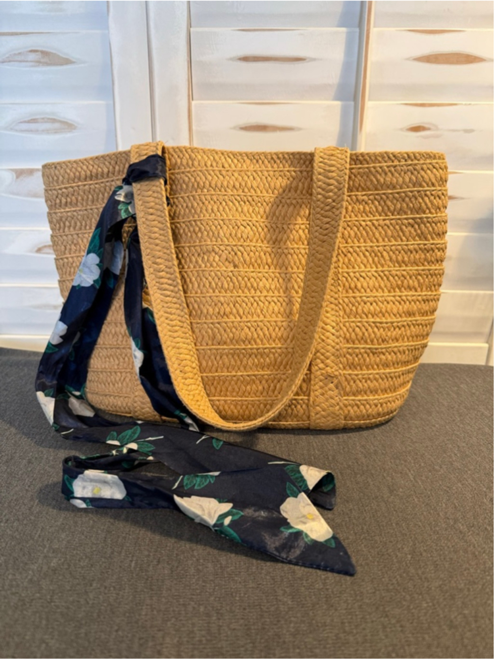Draper James Everyday Straw Bag w/navy blue/white floral magnolia scarf EUC